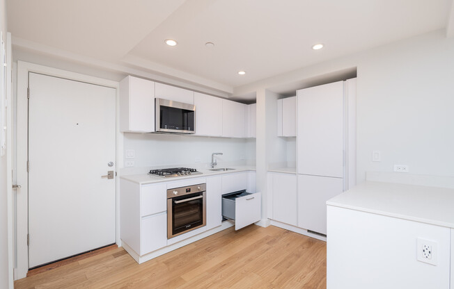 2 beds, 1 bath, 623 sqft, $3,300, Unit 24