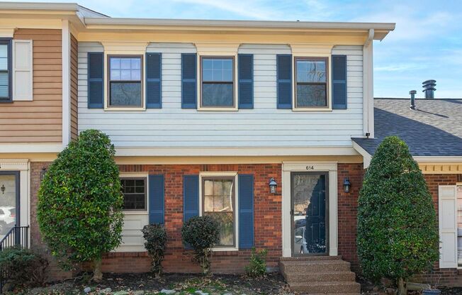 Beautiful 3 Bed Brentwood Townhome!