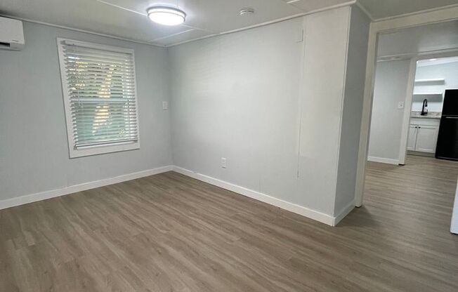 1 bed, 1 bath, 700 sqft, $1,100, Unit B