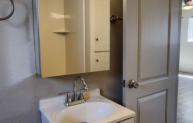 2 beds, 1 bath, 800 sqft, $1,295, Unit #40