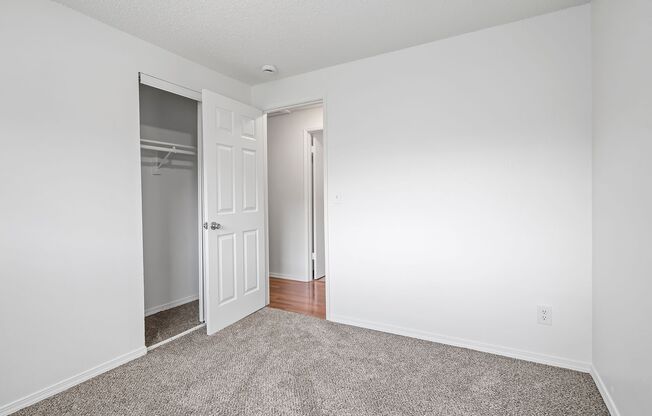 3 beds, 1 bath, 864 sqft, $1,995, Unit 17