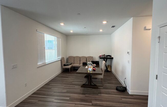 Gorgeous Like-New 4 Bedroom!