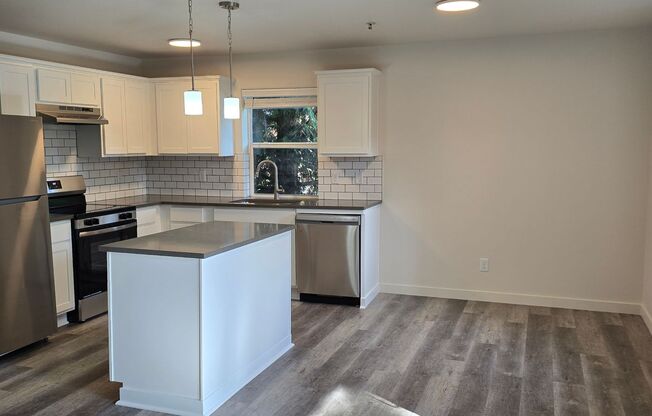 3 beds, 2 baths, 1,075 sqft, $2,050, Unit 213