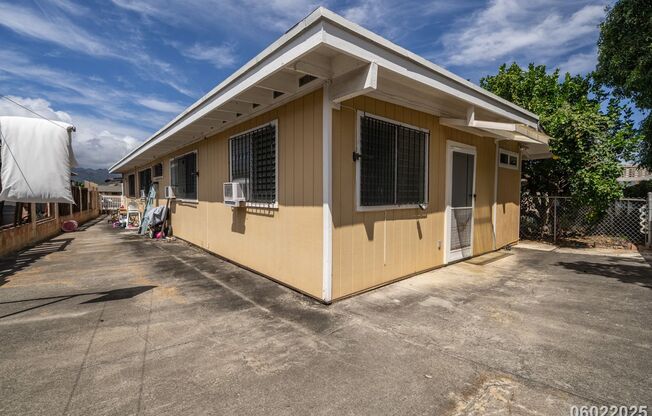 Studio in Salt Lake $1450 Electric Water and Sewer Included - 932 Alakapua St