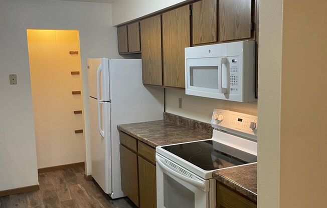 3 beds, 1 bath, 1,040 sqft, $1,695, Unit 3172-205