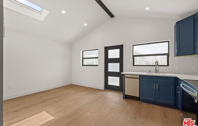 3792 1/2 S VAN NESS AVE