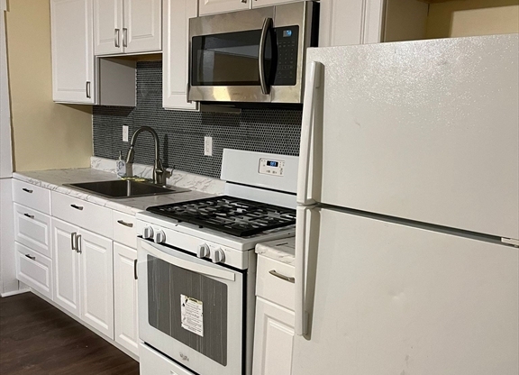 3 beds, 1 bath, 4,768 sqft, $2,700, Unit 842