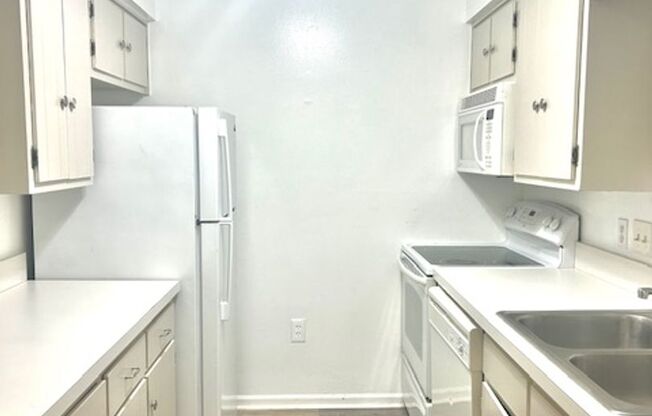 1/1 WITH BALCONY - CLOSE TO SHOPPING/COLLEGES/BEACHES