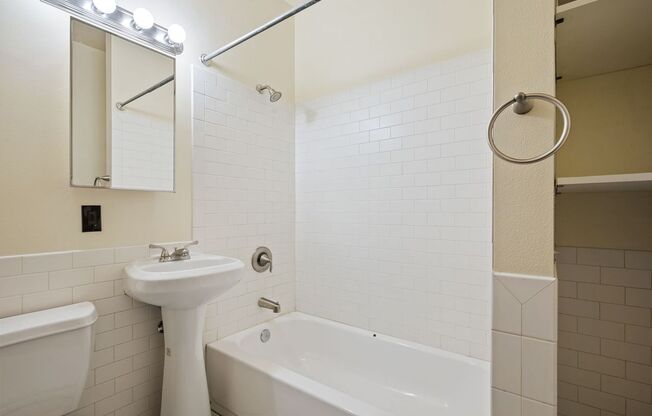 Studio, 1 bath, 359 sqft, $1,325, Unit 301