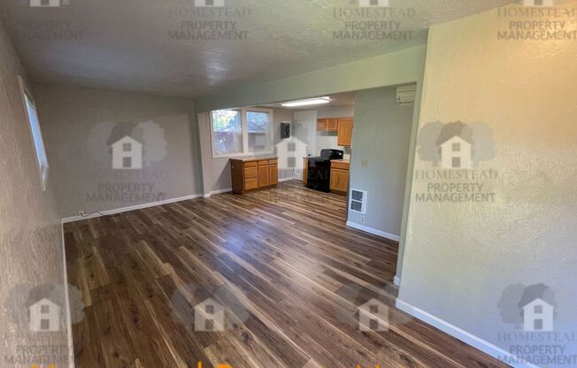 Cute as a button! Two blocks from WOU and Historical downtown Monmouth!