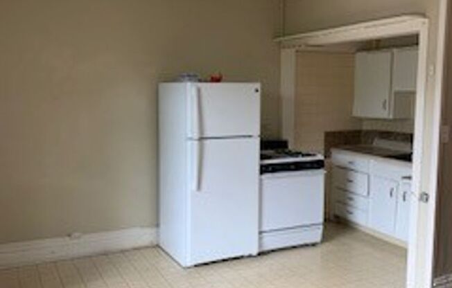 1 bed, 1 bath, $1,200, Unit 1126 Corona St. #2