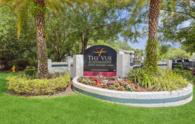 Apartment sign at entry at Vue at Baymeadows Apartments in Jacksonville, Florida