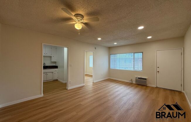 Villa East at Oxnard St.