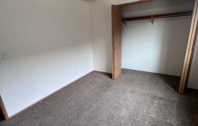 2 beds, 1 bath, 875 sqft, $1,325, Unit 127-21