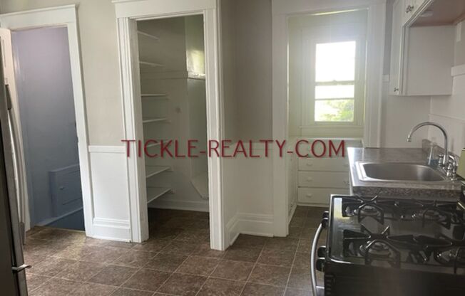 3 beds, 1 bath, $1,650, Unit 45