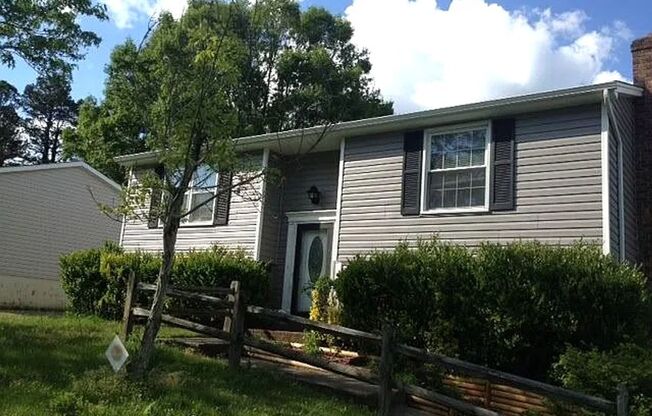 4 Bedrooms in East Charlotte, Split Level For Rent!