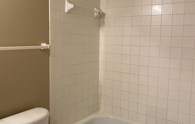 1 bed, 1 bath, 850 sqft, $990, Unit 4-412