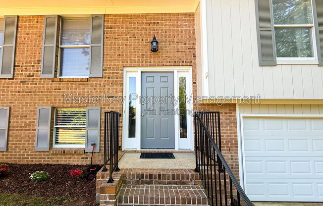 704 E DYNASTY DR