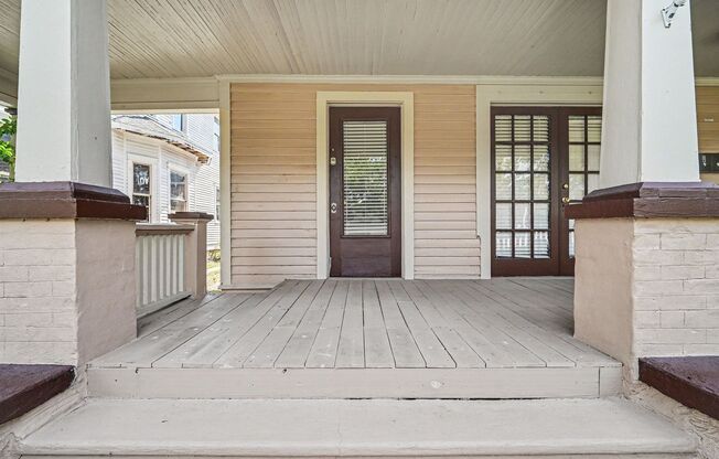 2 Bedroom / 2 Bath Second Floor Apartment in Sanford Available Now!