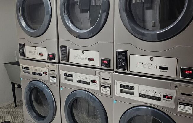 2 beds, 1 bath, 860 sqft, $1,825, Unit LJ