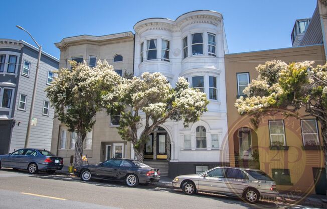 Russian Hill - 3 BR, 1 BA Condo 1,125 Sq. Ft. - 3D Virtual Tour, In-Unit Washer & Dryer