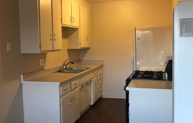 2 beds, 1 bath, 1,050 sqft, $1,600, Unit 4