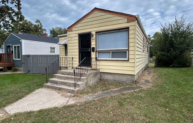 COZY HOME LOCATED CLOSE TO EVERYTHING!