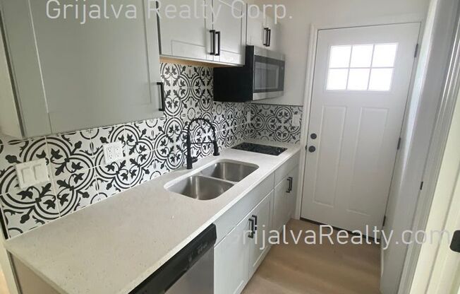 1 bed, 1 bath, 325 sqft, $1,000, Unit 10