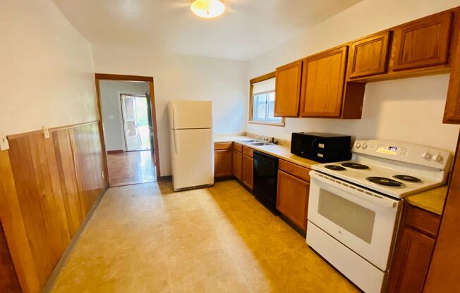COVEDALE: Adorable little 2 bed on first floor of 2 family