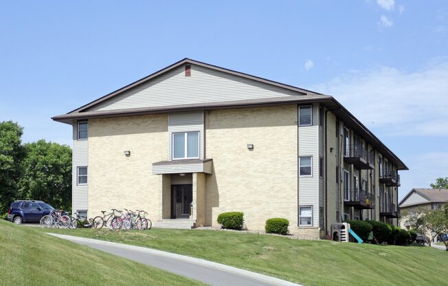 2 beds, 1 bath, 820 sqft, $985, Unit 4324 Wyndsor Terrace Building 4 #31