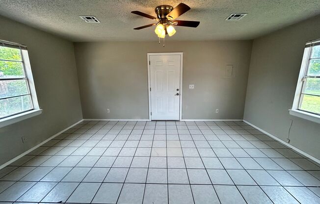 3 beds, 1 bath, $995