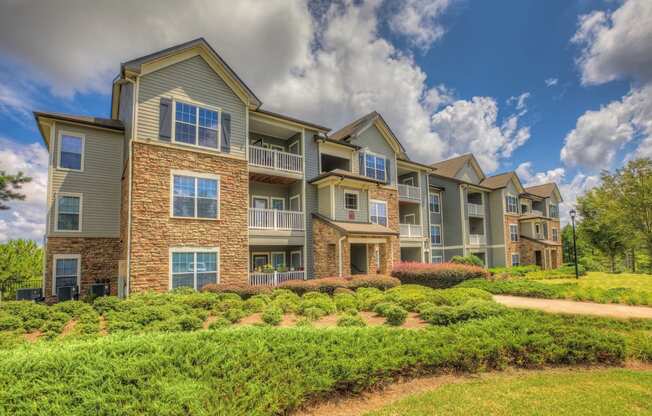 Luxury Apartments in Newnan| Stillwood Farms Apartments | Beautiful Landscaping