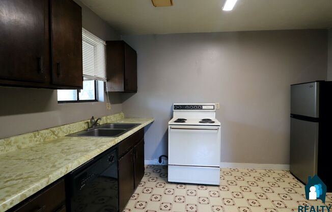 2 beds, 1 bath, 690 sqft, $675, Unit Apt 6