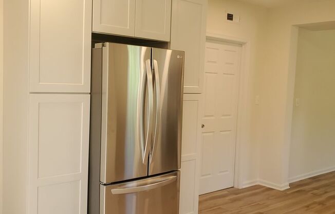 3 beds, 1 bath, $1,800, Unit 5511 Carter Ave. Unit 1