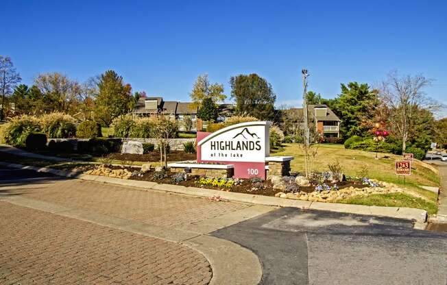 the sign for highlands at the mall on the corner of a street