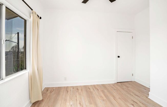 Cozy 1 Bed / 1 Bath with Stainless Steel Kitchen, Parking, and More – 3960 1/2 W 27th St