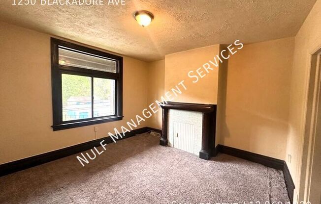 1250 BLACKADORE AVE
