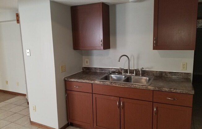 3 beds, 1 bath, 1,200 sqft, $875, Unit 01