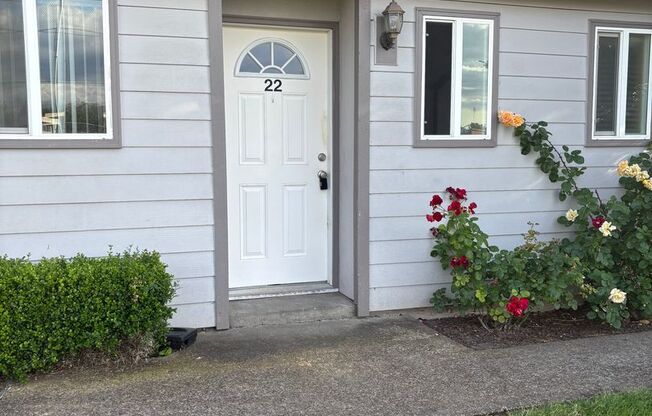 1ST  FULL  MONTH'S  RENT  FREE    Pet-friendly Townhouse Near Parks and Downtown Newberg Showings Start 4/2/26