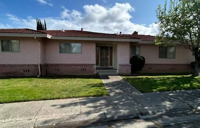 Charming 3 Bedroom, 2 Bathroom Located in Little Pocket, near Land Park and the Sacramento River.