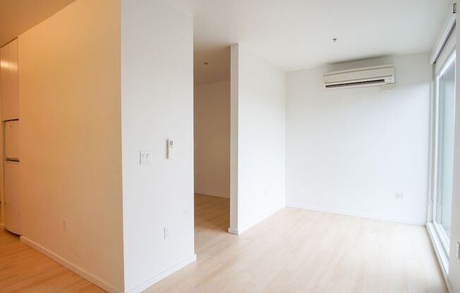 Buckman: Light & Bright 1 Bdr with D/W, A/C, & Washer/Dryer!