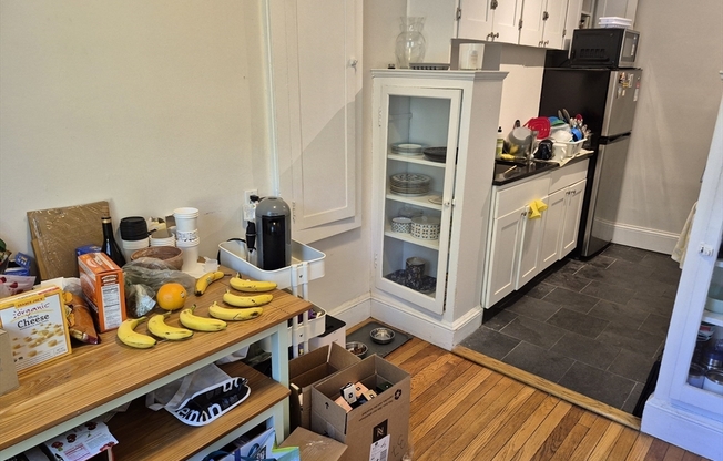 2 beds, 1 bath, 916 sqft, $4,000, Unit 27