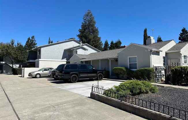 2 BEDROOM & 2 BATHROOM CASTRO VALLEY APARTMENT!! AMPLE LIVING ROOM SPACE!