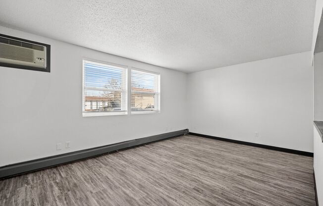 2 beds, 1 bath, 720 sqft, $905, Unit 01-017