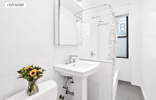 225 W 25 ST