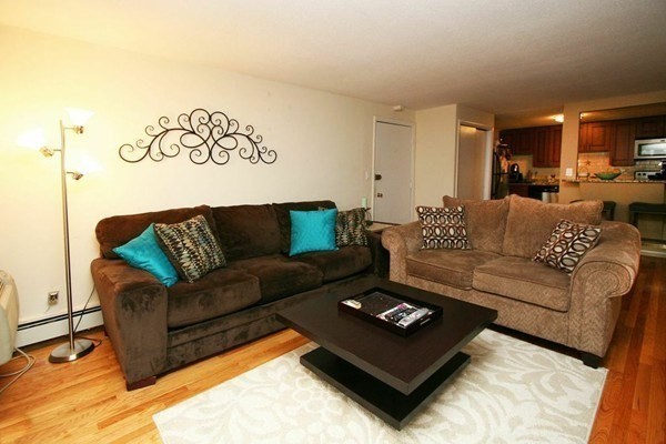 2 beds, 1 bath, 890 sqft, $3,100, Unit 14