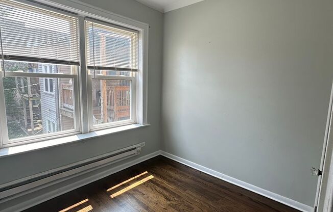 1 bed, 1 bath, $900, Unit 841 E 80th St. Unit 2