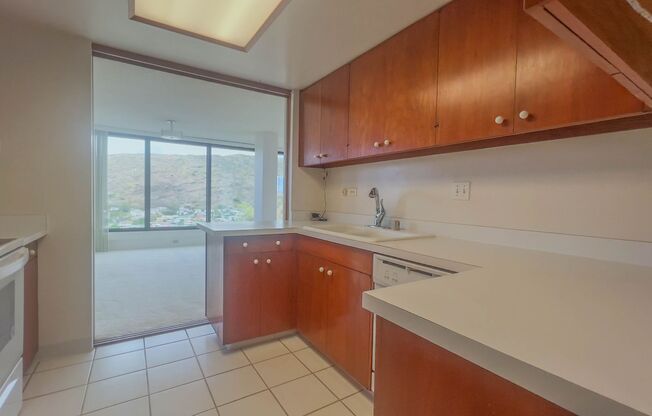 Large 2BD/2BA w/2 Assigned Parking Stalls.  HAWAII KAI, Mount Terrace Condominium