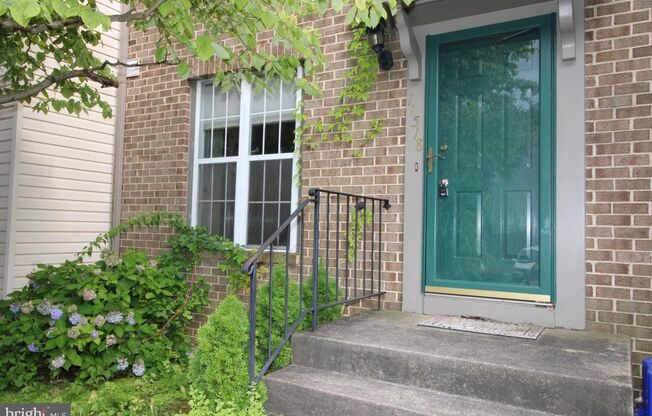 Welcome to this move-in-ready townhouse in the Brandermill community.