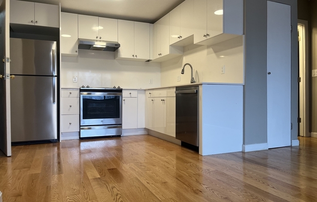 2 beds, 1 bath, 950 sqft, $2,800, Unit 7